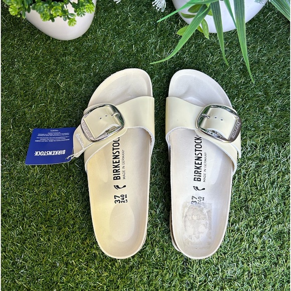 BIRKENSTOCK
Madrid Big Buckle
Natural Leather Patent
Yellow/High Shine Butter - Picture 9 of 17